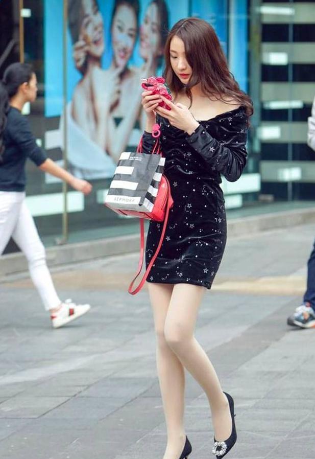 街拍：图1印花裙美女，丝袜配高跟鞋，图3美女裤子破得真厉害