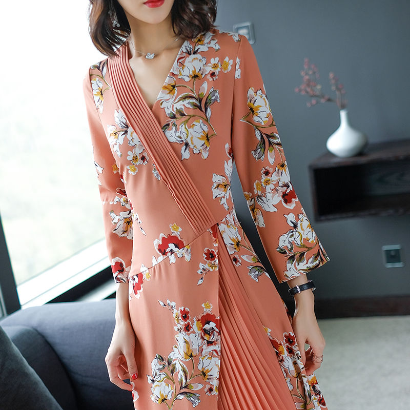 别一凉就裹得那么严实，穿这样的紧身裙，时尚又性感