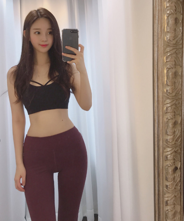 性感小姐姐紧身裤紧绷出的翘臀，很有看点！