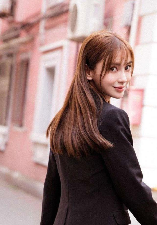 鞠婧祎和baby一起挑战“黑长直”发型，仙气和老气一目了然！