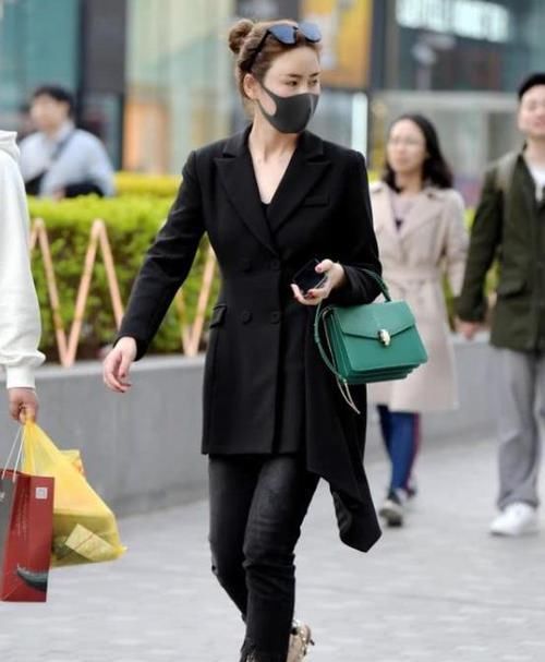  『美女』美女时尚街拍：窈窕无双的美女，一件蓝色上衣配白色短裤，青春活力气息