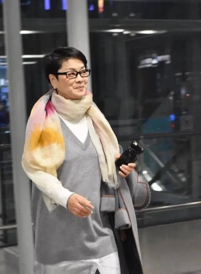  「奶奶」毛阿敏真是个潮奶奶，穿花衬衫还要搭短裤，57岁比年轻人还时髦！