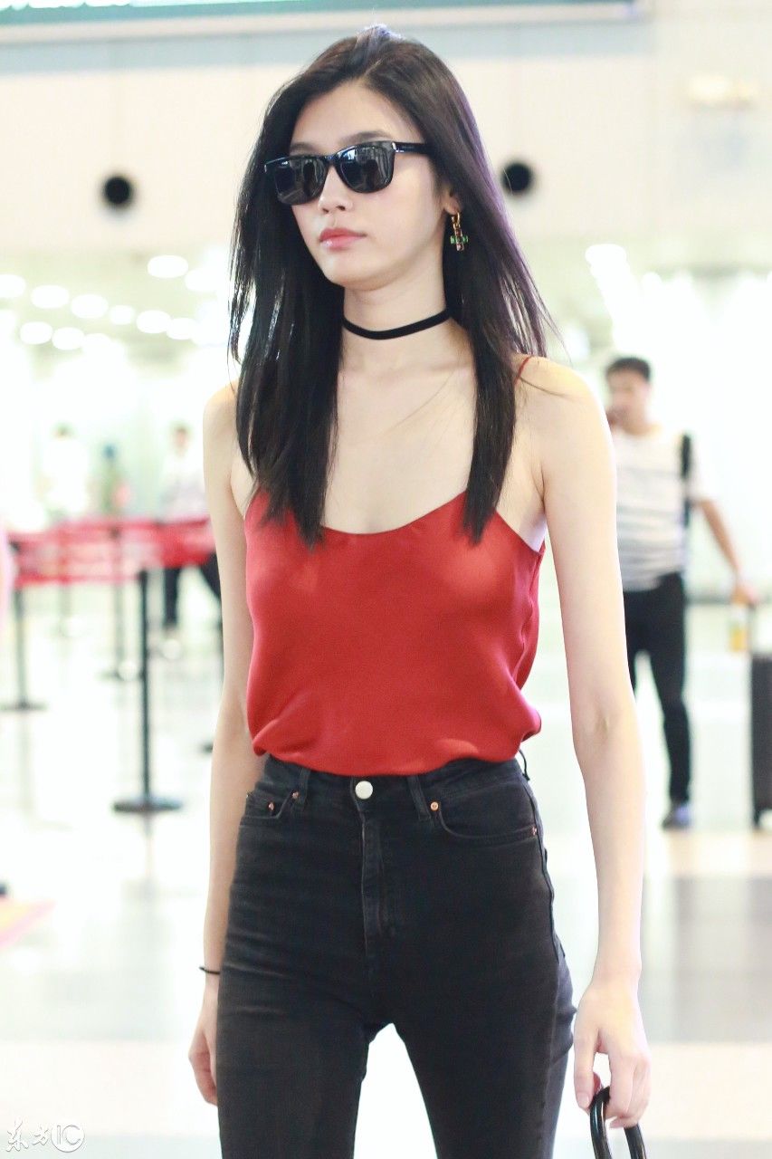 奚梦瑶现身机场，小红吊带上衣加紧身牛仔，一双大长腿配马丁靴
