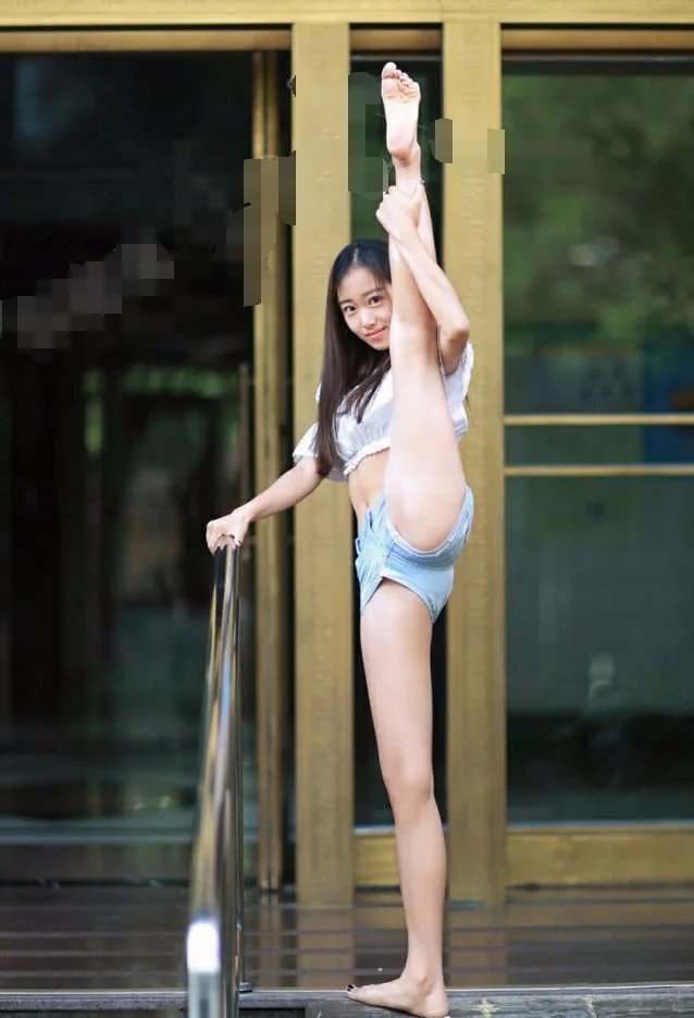 青春靓丽美少女，一字马彰显逆天大长腿，网友到：这动作难度系数