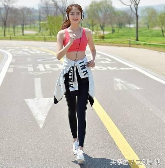 明媚动人的打底裤美女,展现青春活力,十分出彩!