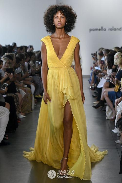 景甜、孟美岐、何穗看秀都能气场全开