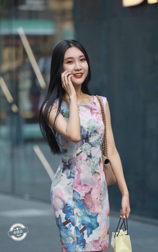 路人街拍，“蚂蚁腰”配旗袍，美到心坎里