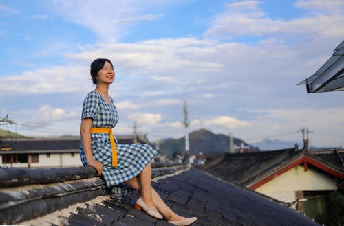 就着月光，伴着洱海，干了这瓶风花雪月，网友：小心喂鱼