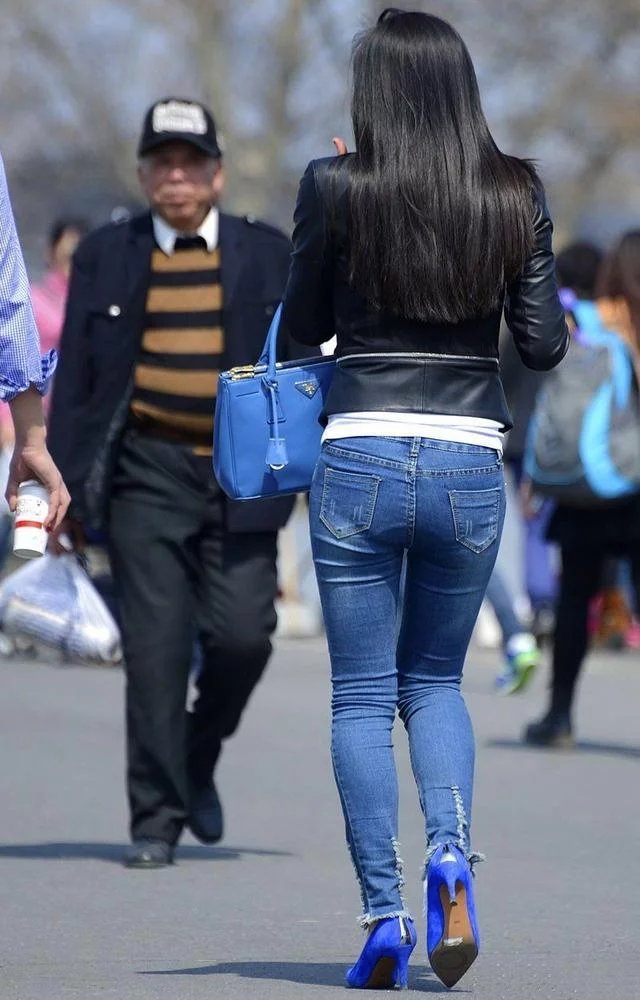 穿上紧身牛仔裤，丰满的身材一览无遗