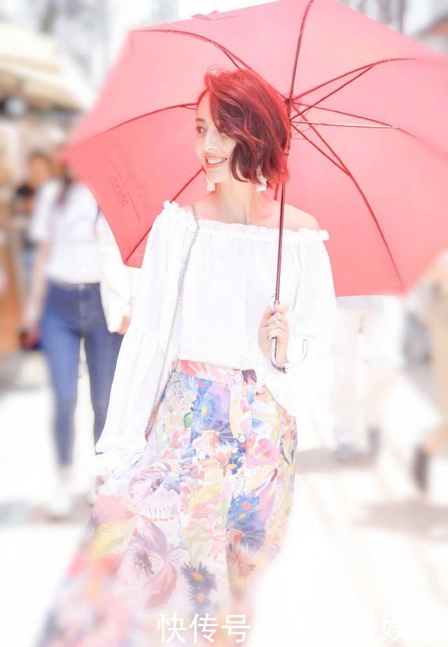 33岁佟丽娅与26岁迪丽热巴，同穿半身印花裙，居然美得不相上下！