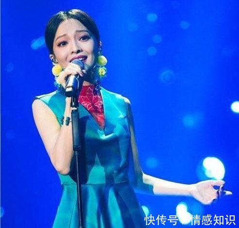 张韶涵登台演唱，一袭绿裙惊艳四座，当镜头移到她的手，我呆了