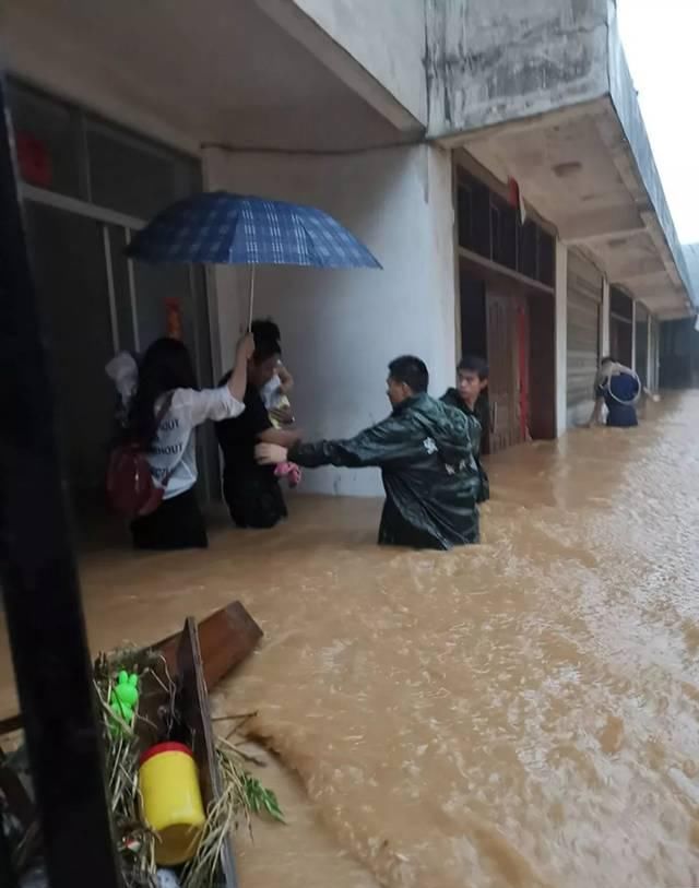 24小时最大降雨量418毫米，安徽多地遭暴雨袭击，60个县市发预警
