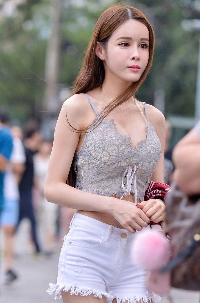 超可爱的俏皮小姐姐，修长白皙的美腿非常迷人