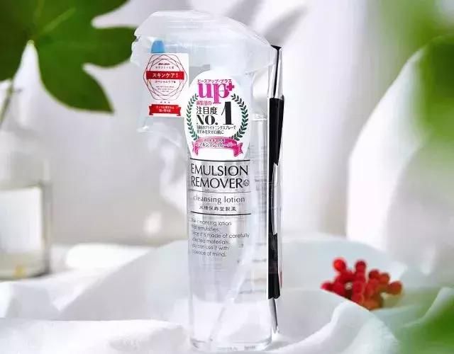 草莓鼻必看！一喷一抹，轻松把黑头分解掉！