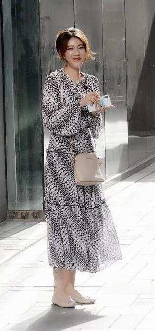 美女小姐姐白色露脐装搭配牛仔裤，大长腿真是越看越爱看!