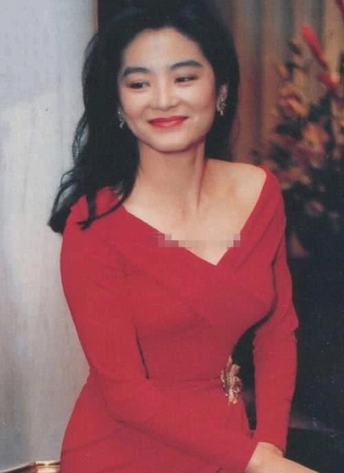 迪丽热巴的“蝴蝶臀”被赞完美，但和30年前林青霞的身材真没法比