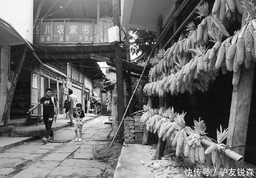 这座四川古镇藏在大山里已有一千多年，镇上老人孩子居多