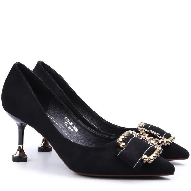 具有古韵味而又不失性感的尖头细跟高跟鞋