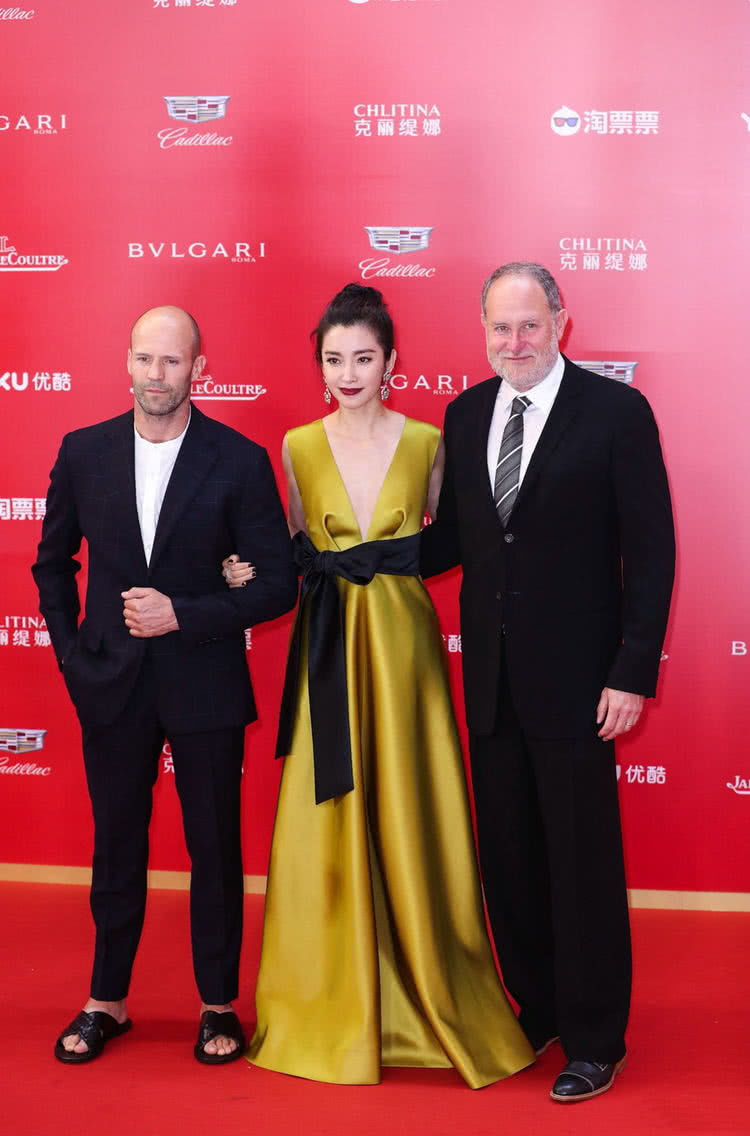 李冰冰出席活动,深V裙明艳动人,却被斯坦森拖鞋抢镜!