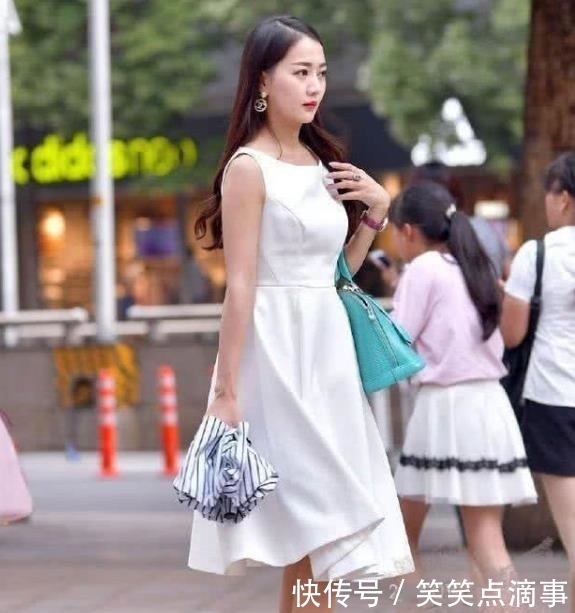 小姐姐@街拍:清纯可人的小姐姐,一条白色的连衣裙,时尚优雅淑女范