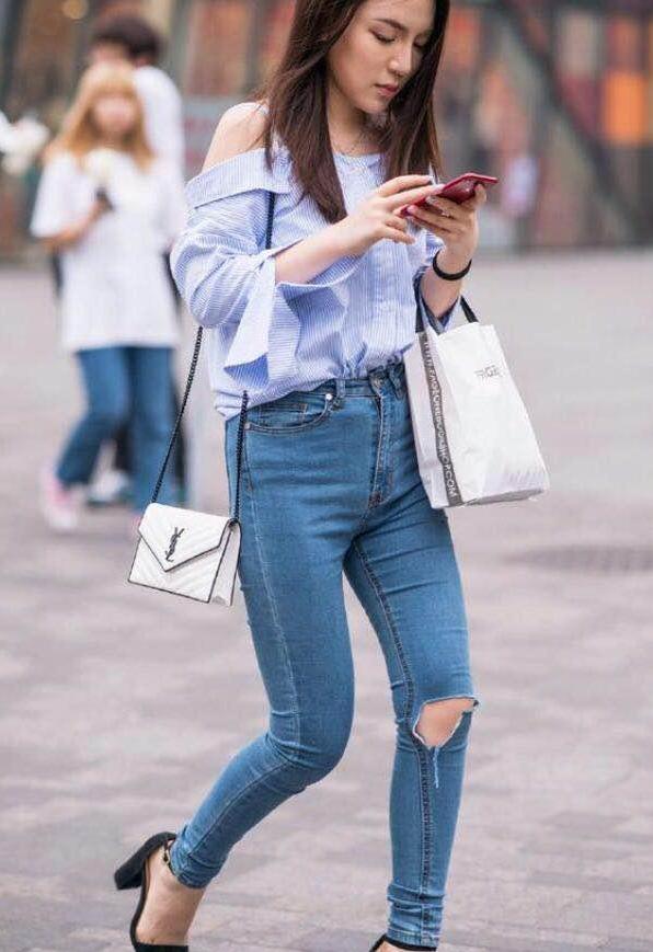 破洞牛仔裤搭配露肩衬衫展现出你诱人的身材!