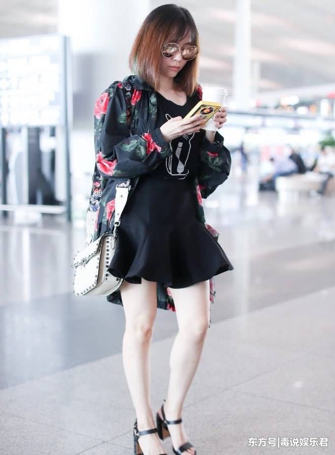 张靓颖腿粗却敢穿短裙，但眼镜更有看头，看了会立刻想到奥特曼!