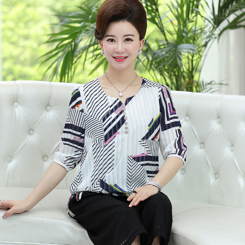 60岁妈妈真会打扮，穿上今年特流行的妈妈装，简直美炸全场