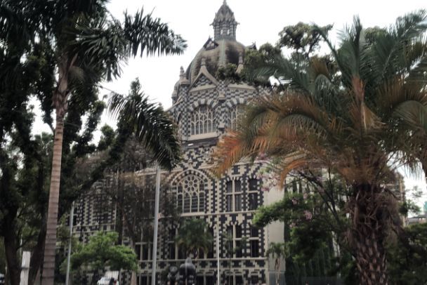 世界最“奇怪”的房子，建在200米的石头上，回家要爬半天