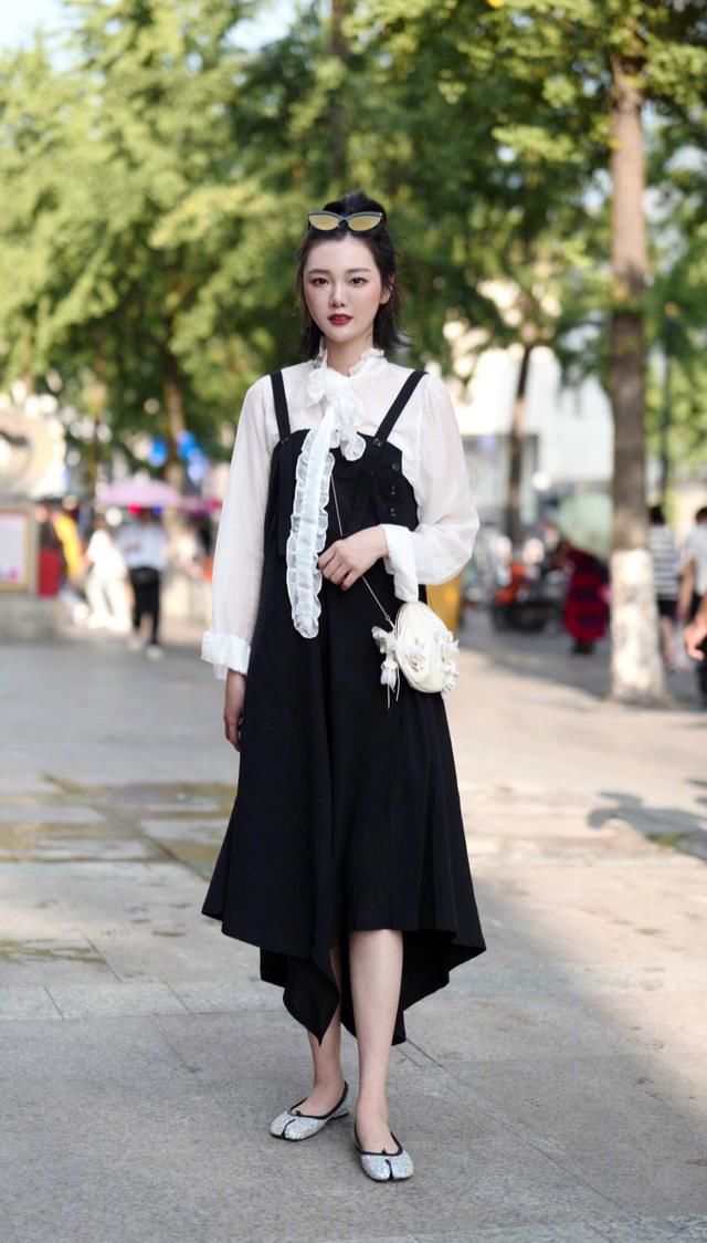 路人街拍，长的好看是一种资本，穿什么都分分钟美成女神