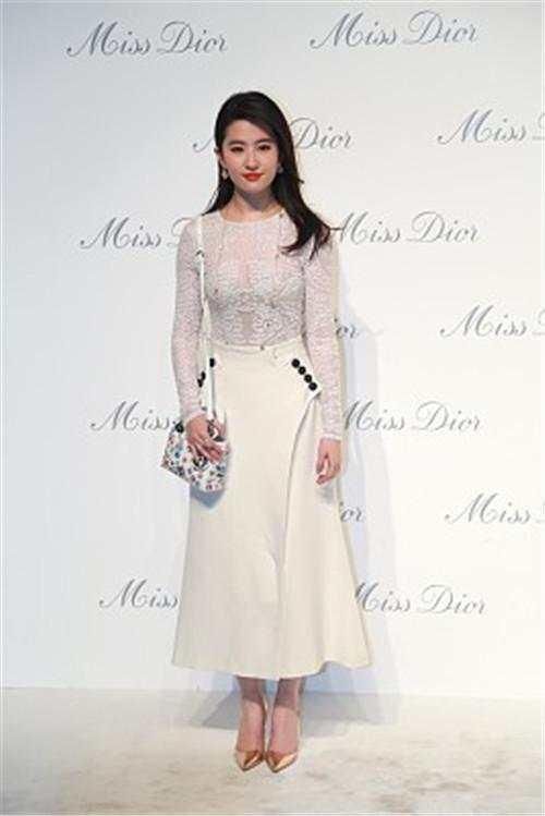 刘亦菲的镂空紧身衣穿出超性感身材，做她的保镖真幸福啊