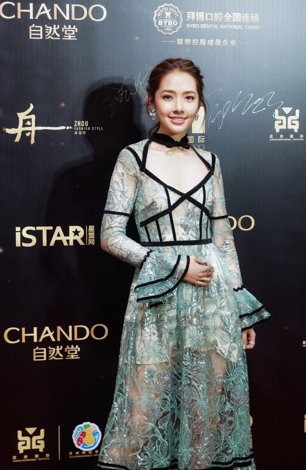 郭碧婷穿一身绿色透视裙，一双美腿若隐若现，穿衣还是很大胆的！