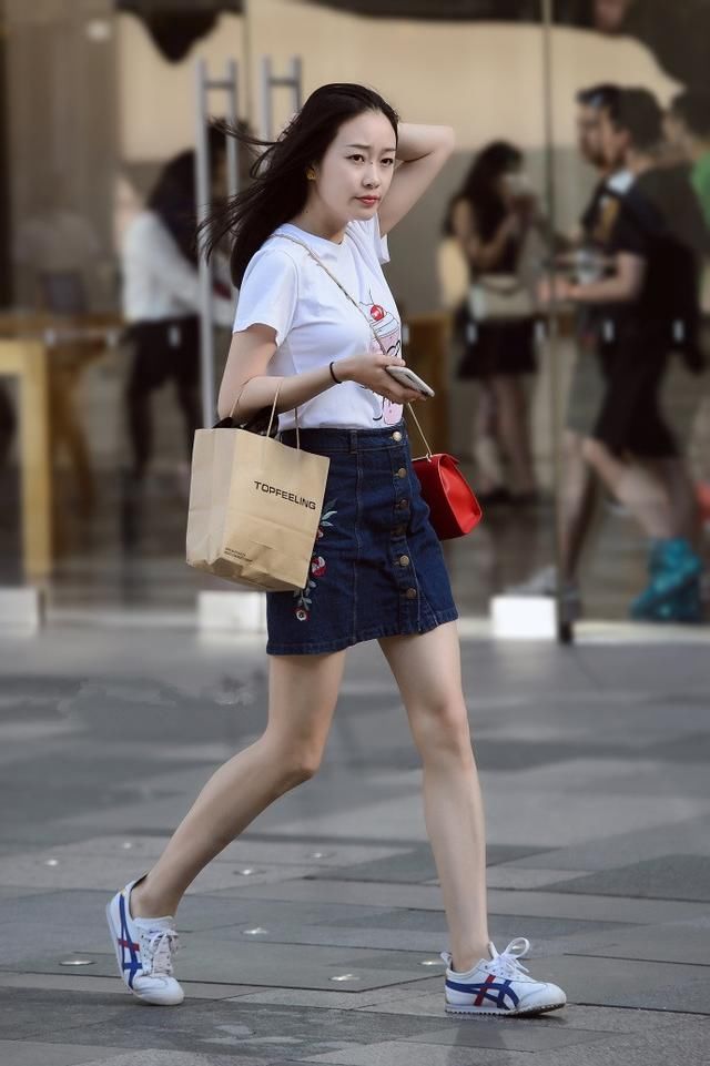 路人街拍，女神不是随便叫的，会穿搭的女人才是真正的女神