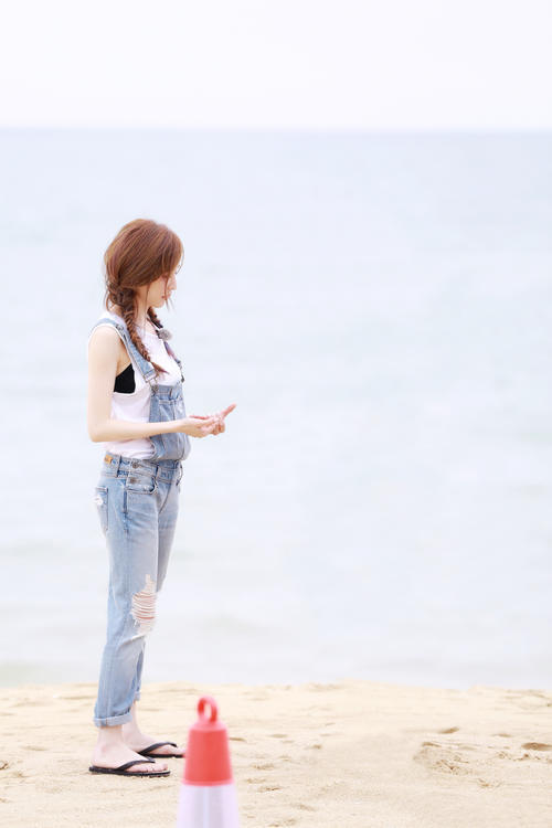 王心凌穿磨砂连衣短裙，还故意翘臀对向镜头，网友：够大胆