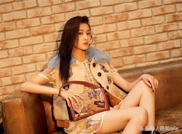 关晓彤的写真来了，特别显成熟，才21岁就成精致女人了！