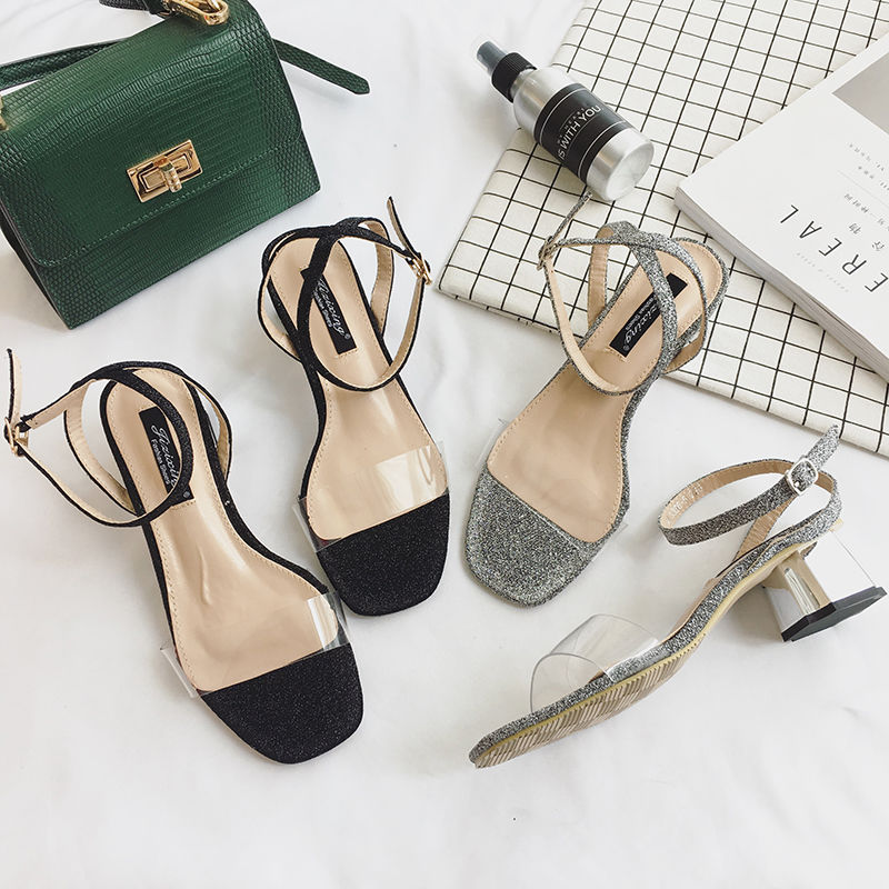 尖头设计的高跟鞋洋气又百搭，显高显瘦显气质