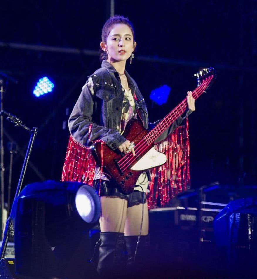 风格迥异的秦岚、娜扎和倪妮撞衫了，赢的居然是她