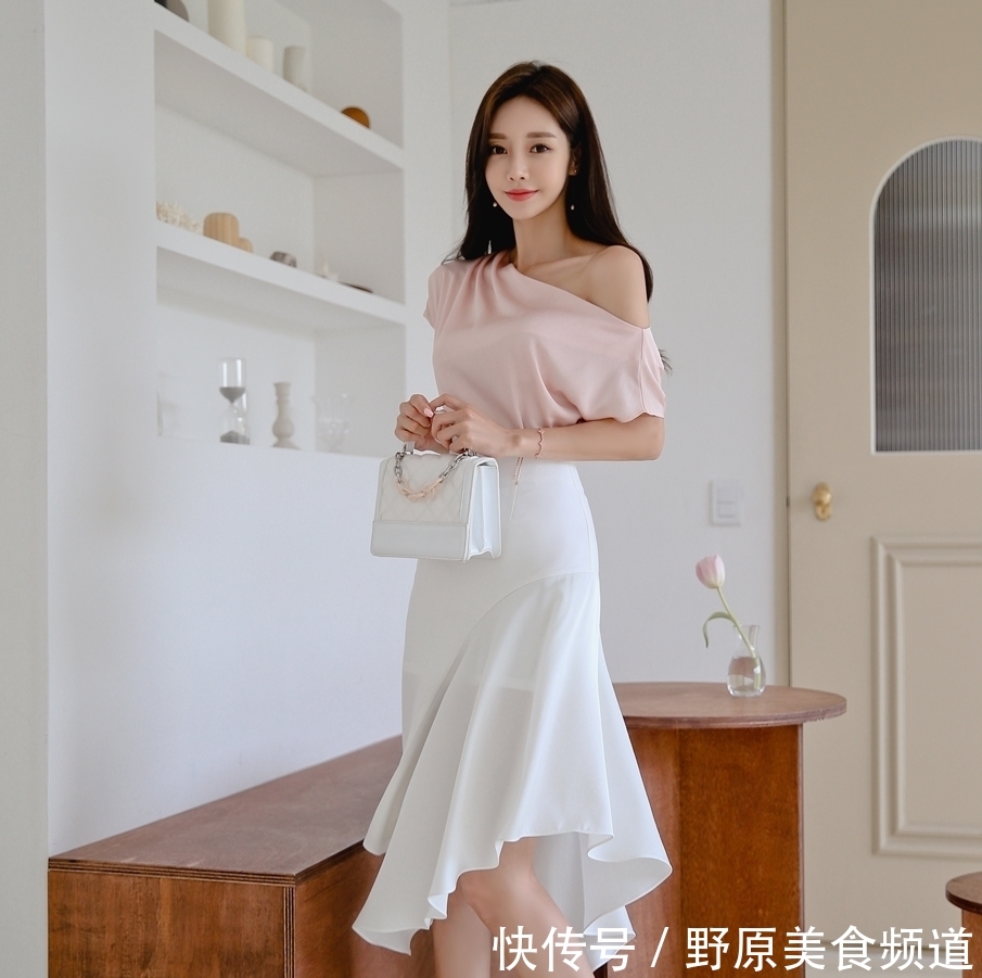  「美女」美女你这裙子，就是为了转的吧