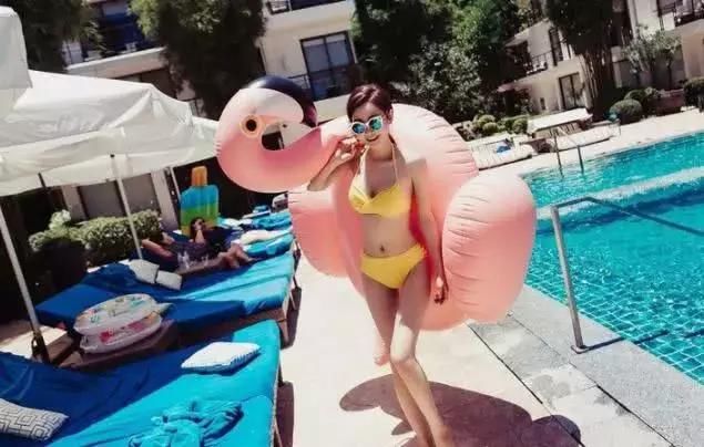 知性优雅的时尚泳衣美女，很有韵味，让人百看不厌