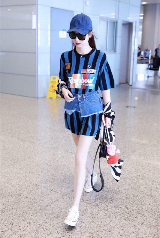 戚薇尴尬了!穿球衣想扮足球宝贝,却被过膝长袜