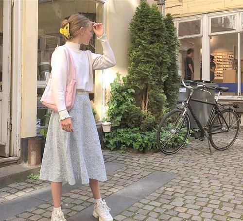  气质■裙子下面别搭高跟鞋，学学时尚达人的“娘MAN风格”，时髦显气质