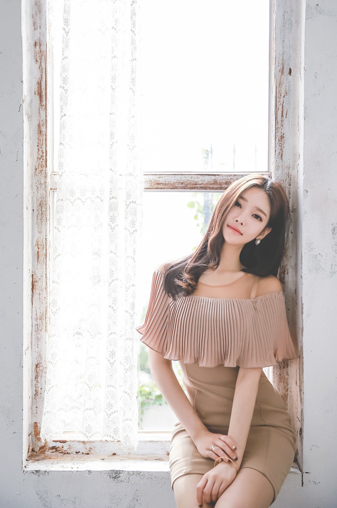 俏丽温婉的气质美女，精致短裙柔和又大气，雪肤花貌风姿绰约！