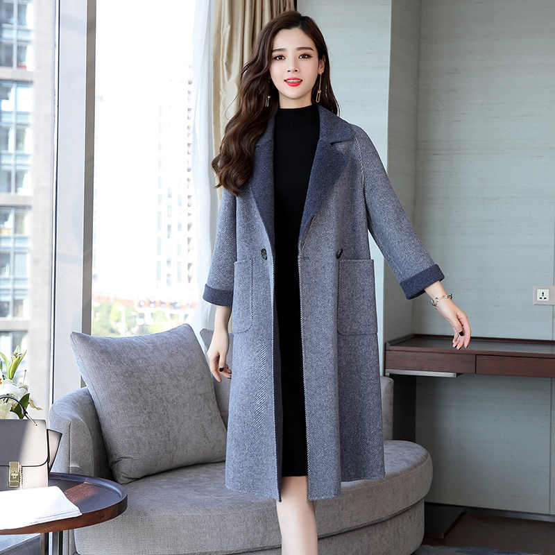 今年流行一款高档大衣:呢外套，搭配黑色打底裤，简直漂亮不像话