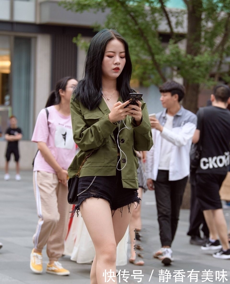 「漂亮」街拍:每个漂亮的女生都应该有一双一字带高跟凉鞋