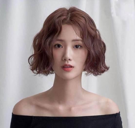  适合：“短发女人”也可以性感和可爱，这几款时尚发型让你气质加分！