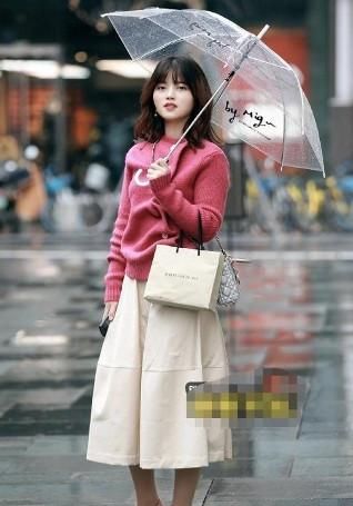  【针织】路人街拍，知性的女人，一般都爱穿针织类的服装，看上去美感十足