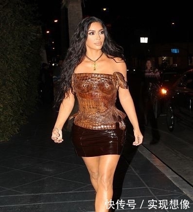 「 卡戴珊」贴身设计展示3D身材,一般人真穿不了,卡戴珊穿“蛇皮裙”现身