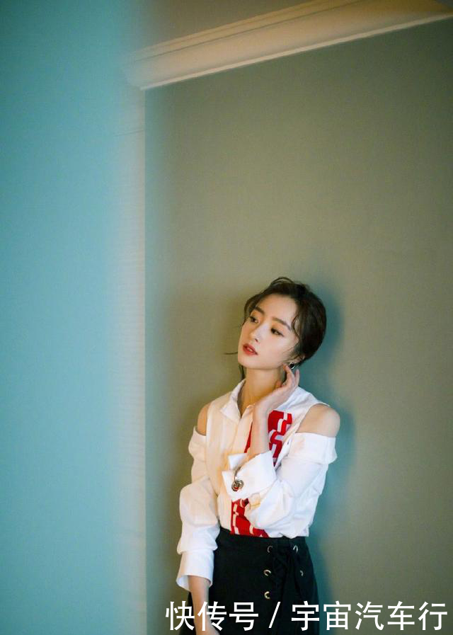 胡冰卿短裤反穿扮另类，内搭红色泳衣让人费解：上厕所要脱光光？