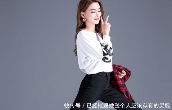  『漂亮』打底裤的雅致艺术美，不但拥有纤长的身型，早已变成漂亮美女最喜欢