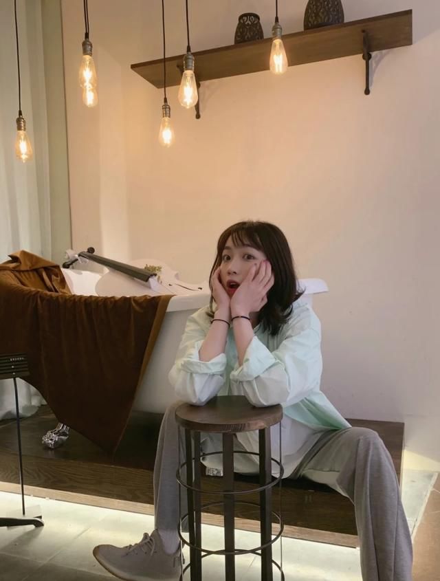  『凹出女性』初夏别总穿黑白灰了，换上这些绿色系单品，气质清新还显白
