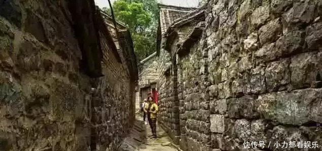 中国最极端的两个村庄 一个在天上, 一个却在地下!